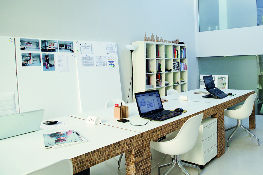 Ufficio, spazio coworking con tavoli in cartone alveolare design